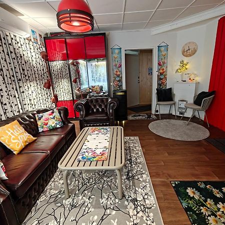 Relax & Recharge - A Unique Suite With A Touch Of Luxury - Hot Tub And Sauna Inspired Decor #Not A Real Sauna# Easy City Access - Direct Train 15 Min To City เฮลซิงกิ ภายนอก รูปภาพ