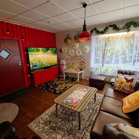 Relax & Recharge - A Unique Suite With A Touch Of Luxury - Hot Tub And Sauna Inspired Decor #Not A Real Sauna# Easy City Access - Direct Train 15 Min To City เฮลซิงกิ ภายนอก รูปภาพ