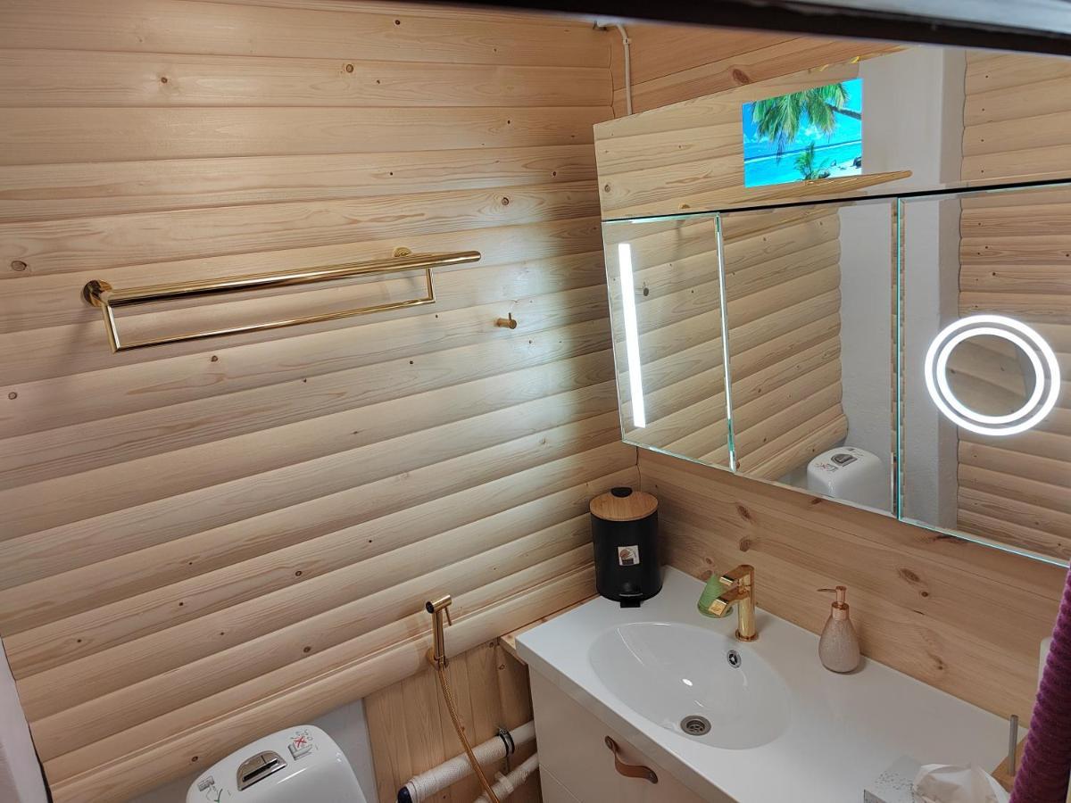 Relax & Recharge - A Unique Suite With A Touch Of Luxury - Hot Tub And Sauna Inspired Decor #Not A Real Sauna# Easy City Access - Direct Train 15 Min To City เฮลซิงกิ ภายนอก รูปภาพ