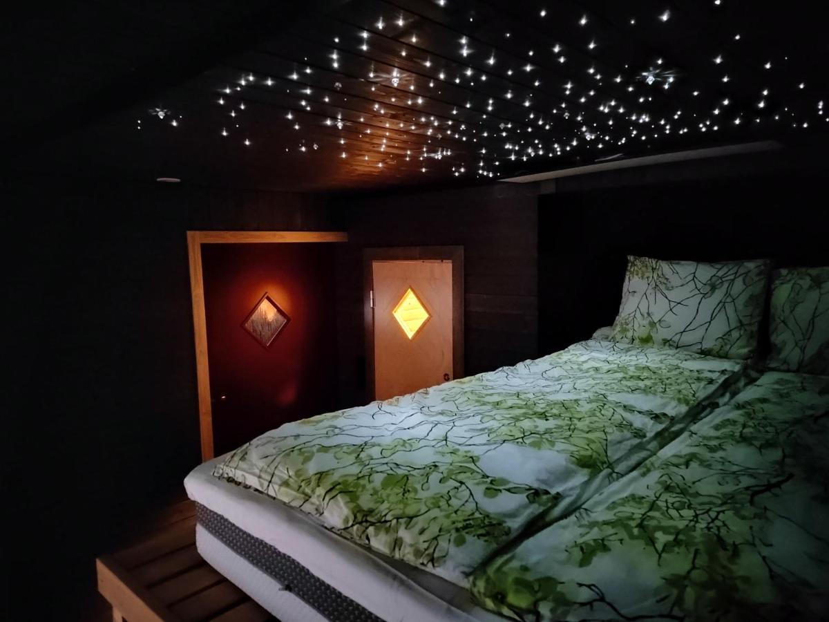 Relax & Recharge - A Unique Suite With A Touch Of Luxury - Hot Tub And Sauna Inspired Decor #Not A Real Sauna# Easy City Access - Direct Train 15 Min To City เฮลซิงกิ ภายนอก รูปภาพ