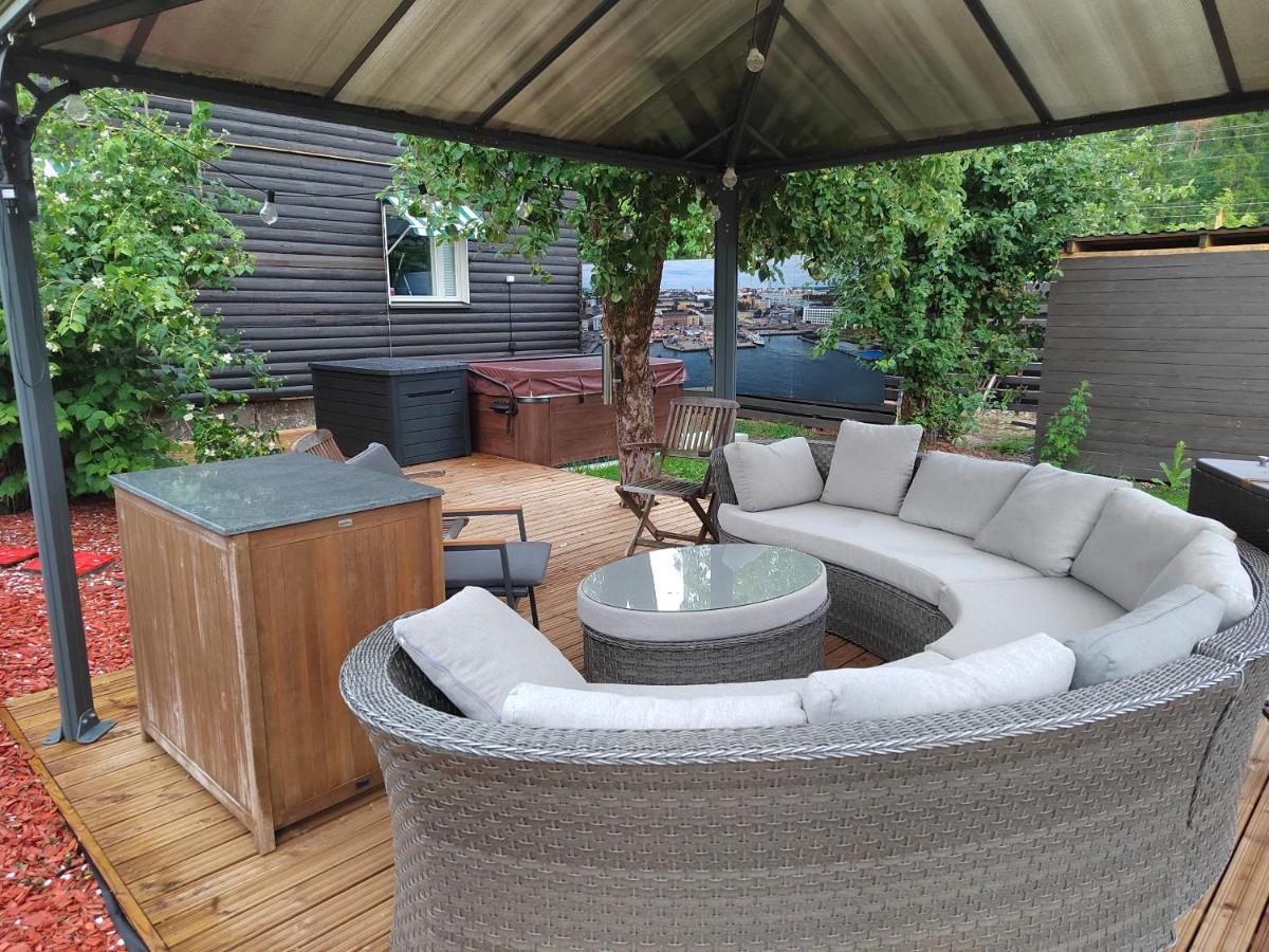 Relax & Recharge - A Unique Suite With A Touch Of Luxury - Hot Tub And Sauna Inspired Decor #Not A Real Sauna# Easy City Access - Direct Train 15 Min To City เฮลซิงกิ ภายนอก รูปภาพ