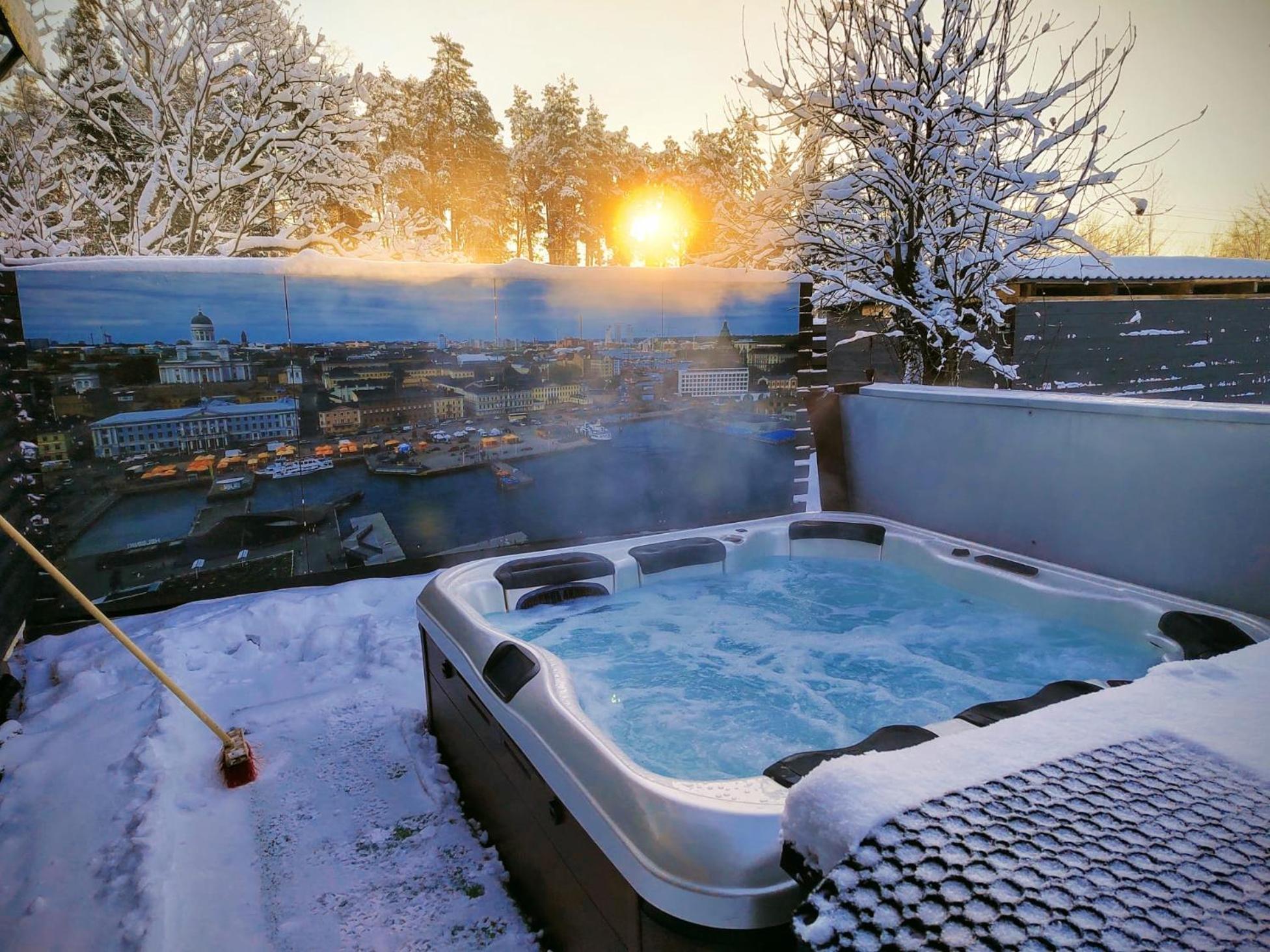Relax & Recharge - A Unique Suite With A Touch Of Luxury - Hot Tub And Sauna Inspired Decor #Not A Real Sauna# Easy City Access - Direct Train 15 Min To City เฮลซิงกิ ภายนอก รูปภาพ