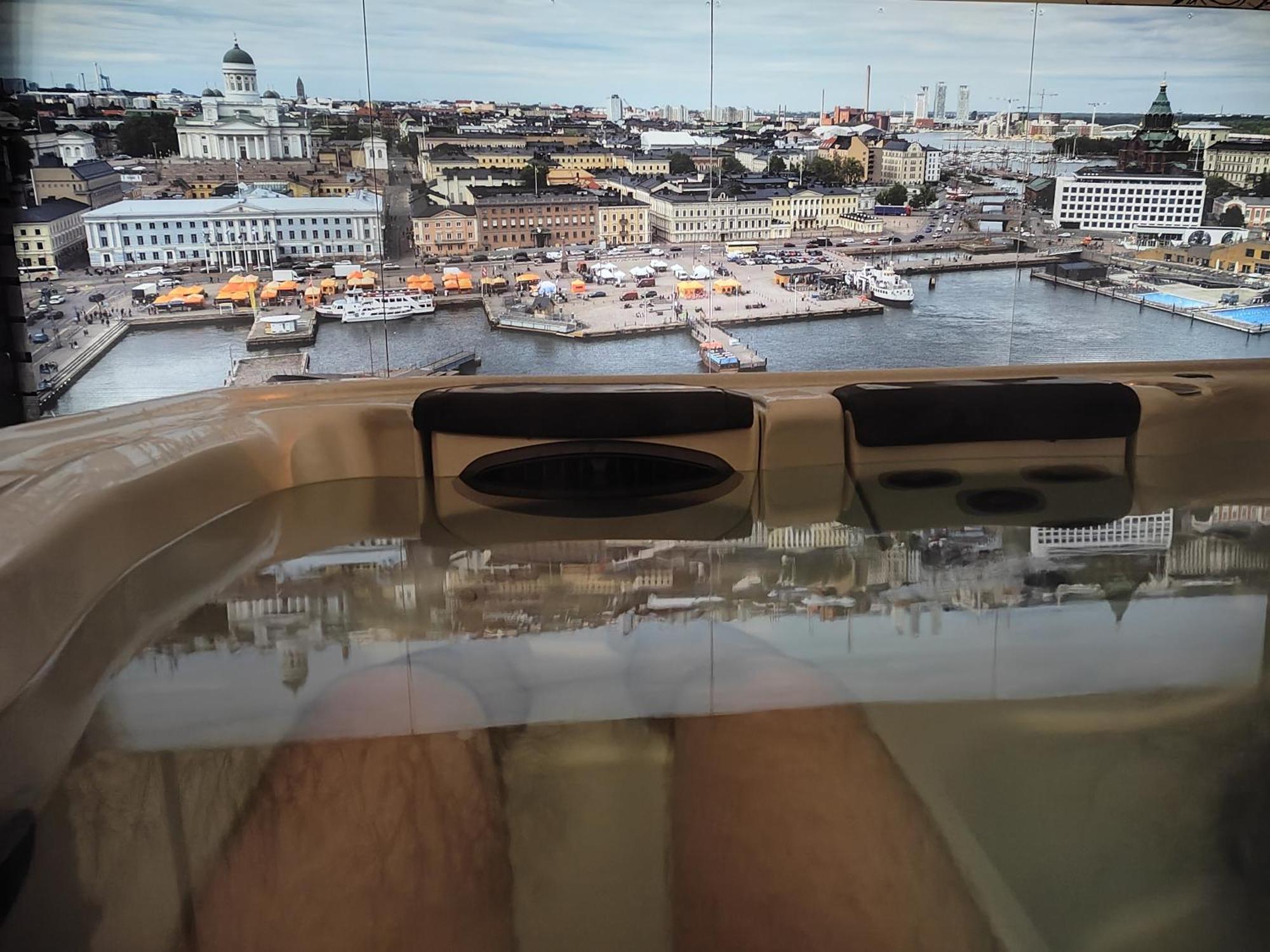 Relax & Recharge - A Unique Suite With A Touch Of Luxury - Hot Tub And Sauna Inspired Decor #Not A Real Sauna# Easy City Access - Direct Train 15 Min To City เฮลซิงกิ ภายนอก รูปภาพ