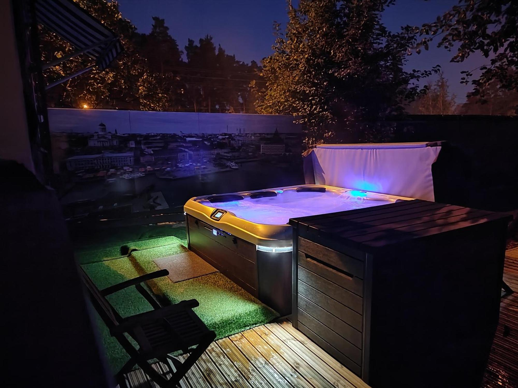 Relax & Recharge - A Unique Suite With A Touch Of Luxury - Hot Tub And Sauna Inspired Decor #Not A Real Sauna# Easy City Access - Direct Train 15 Min To City เฮลซิงกิ ภายนอก รูปภาพ