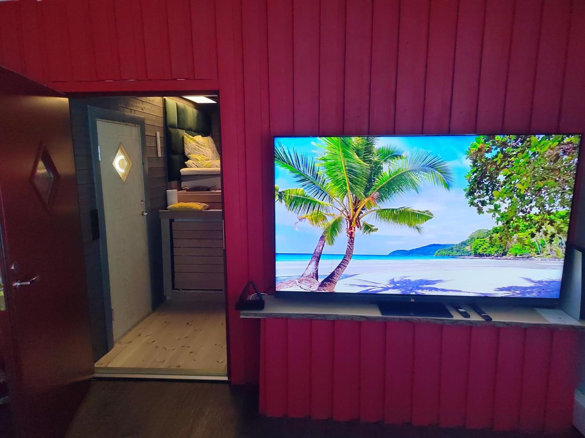 Relax & Recharge - A Unique Suite With A Touch Of Luxury - Hot Tub And Sauna Inspired Decor #Not A Real Sauna# Easy City Access - Direct Train 15 Min To City เฮลซิงกิ ภายนอก รูปภาพ