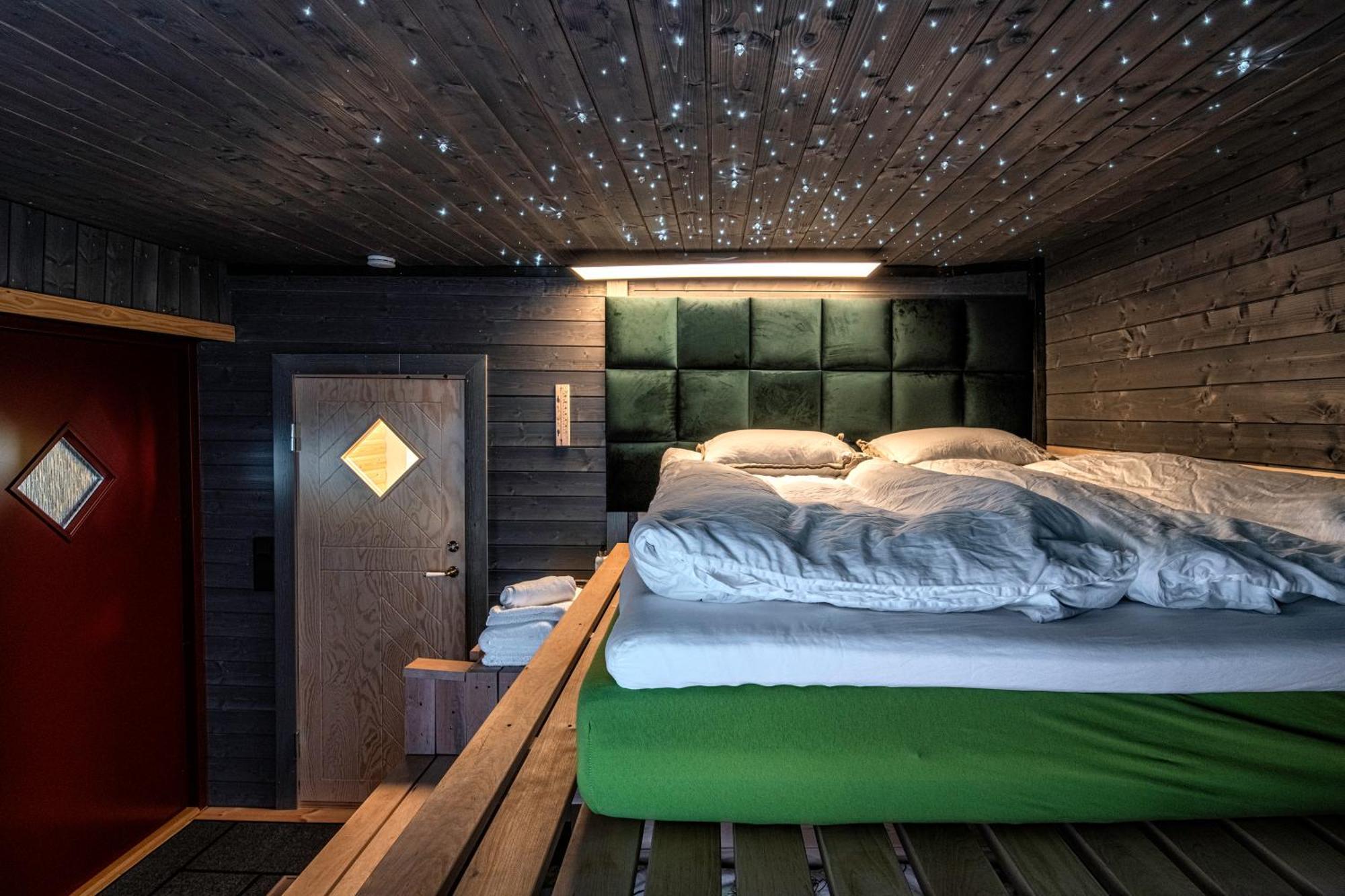 Relax & Recharge - A Unique Suite With A Touch Of Luxury - Hot Tub And Sauna Inspired Decor #Not A Real Sauna# Easy City Access - Direct Train 15 Min To City เฮลซิงกิ ภายนอก รูปภาพ