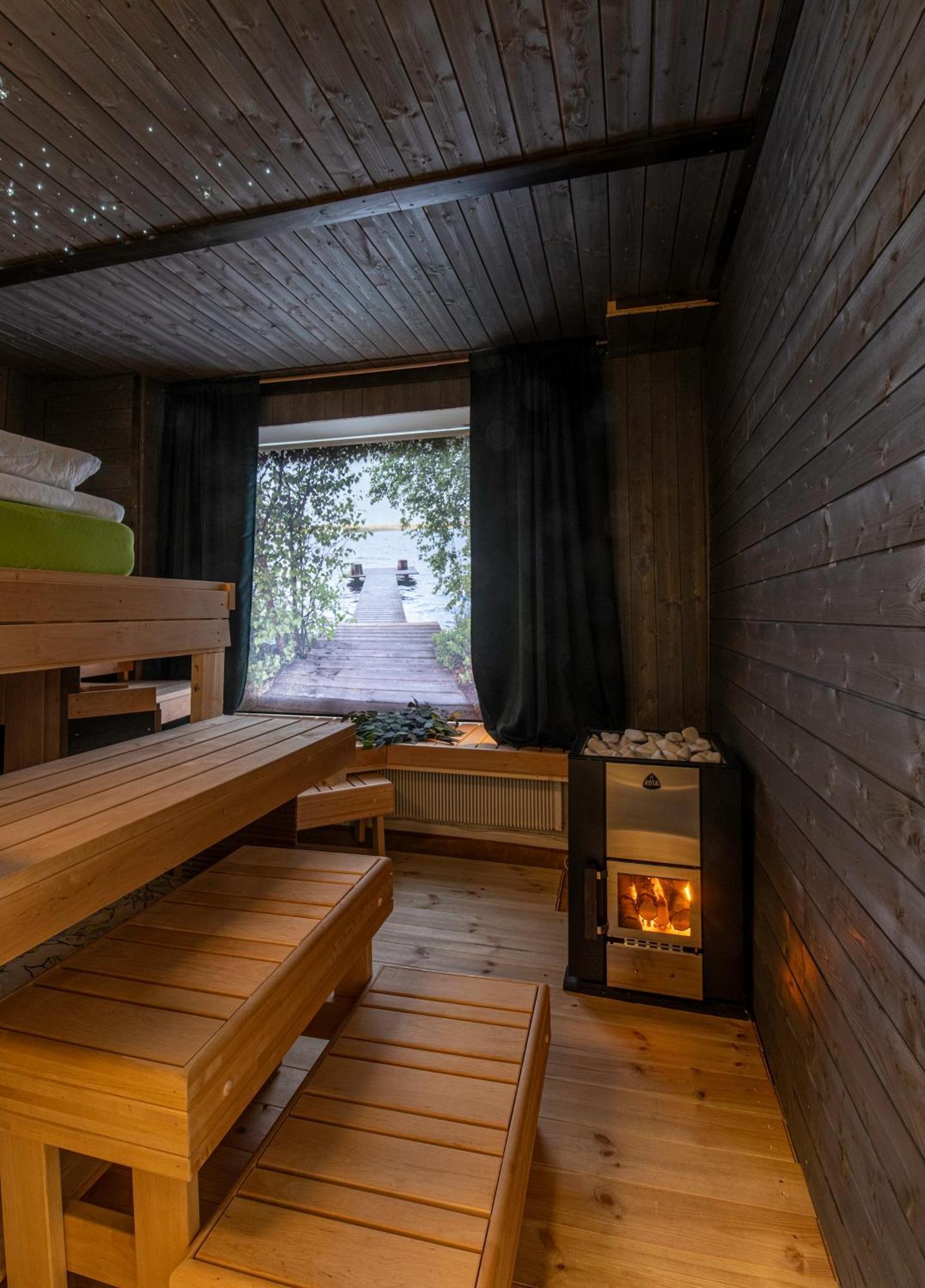 Relax & Recharge - A Unique Suite With A Touch Of Luxury - Hot Tub And Sauna Inspired Decor #Not A Real Sauna# Easy City Access - Direct Train 15 Min To City เฮลซิงกิ ภายนอก รูปภาพ