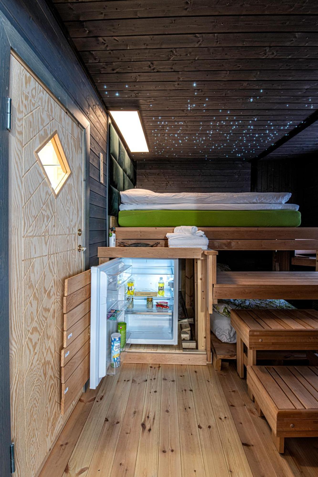 Relax & Recharge - A Unique Suite With A Touch Of Luxury - Hot Tub And Sauna Inspired Decor #Not A Real Sauna# Easy City Access - Direct Train 15 Min To City เฮลซิงกิ ภายนอก รูปภาพ